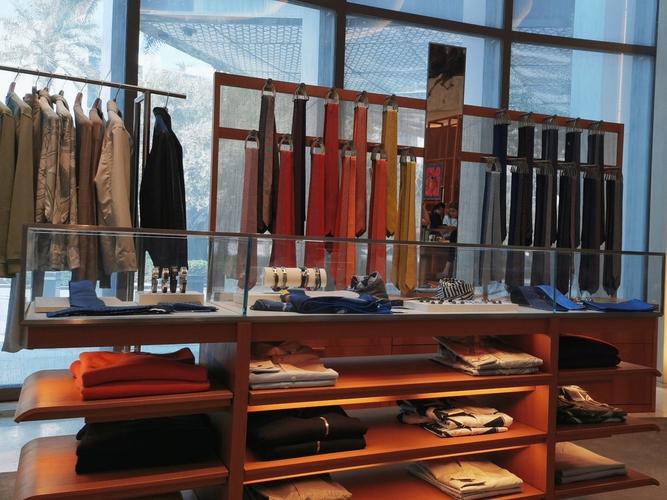 迪拜 Mall of the Emirates 中庭：海湾地区配货逻辑的另一种模板