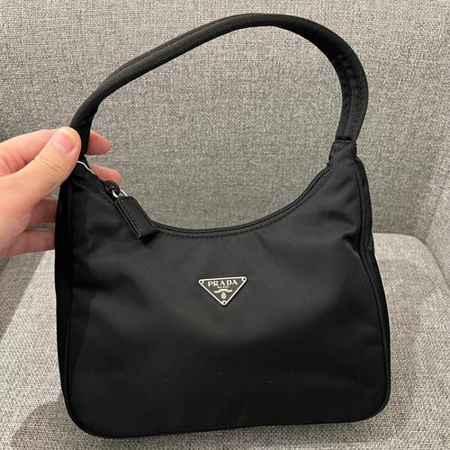 Prada Re-Edition 2005：5 米外就能被识别的剪影