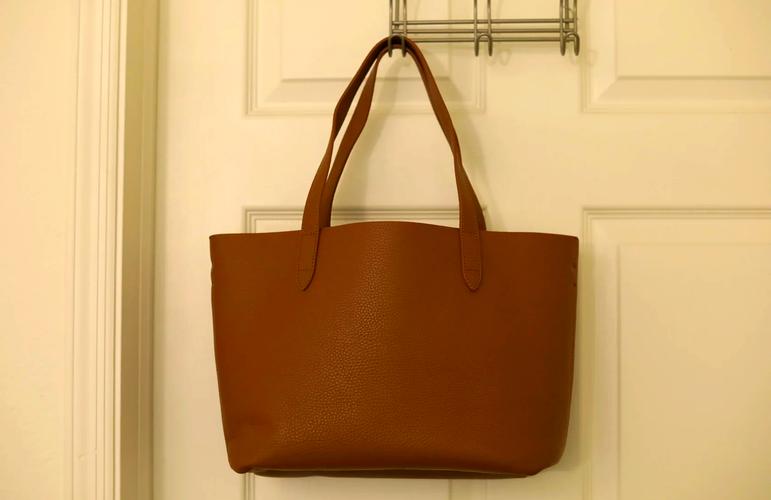 Cuyana Tote 通勤场景